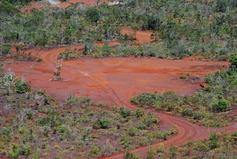 10.89- La piste sur la laterite.JPG